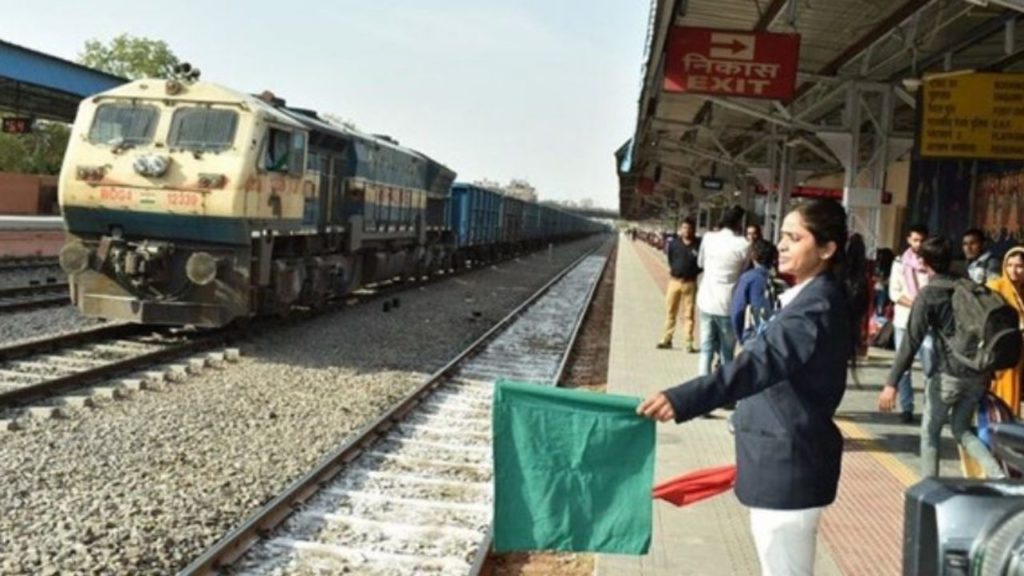 Jobs : Indian Railway में बिना एग्जाम सीधी भर्ती, 10वीं पास कर सकते हैं  अप्लाई - Jobs: Direct recruitment without exam in Indian Railway, 10th pass  can apply | Dailynews