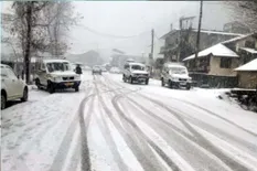बर्फबारी के चलते मनाली-लेह हाईवे बंद, सरचू में ऑक्सीजन की कमी से एक पर्यटक की मौत