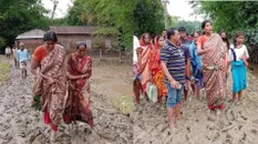 Assam IAS को सलाम, कीचड़ में पैदल चलकर लोगों की कर रही है मदद