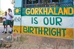 गोरखालैंड आंदोलन: सिक्किम जा रहे एक वाहन को  आग के हवाले किया 
