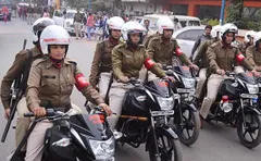 सीआरपीएफ ने छह युवकों को पकड़ पुलिस को सौंपा