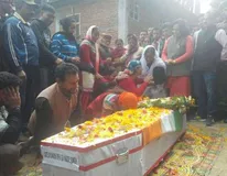 शहीद का अंतिम संस्कार, चेहरा भी नहीं देख पाया परिवार