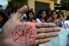 छात्रा से सामूहिक बलात्कार के बाद लोग सड़कों पर , फांसी की सजा देने की मांग 
