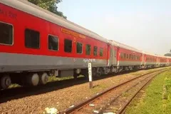 असमः ट्रेन में कूलिंग ठप होने पर यात्रियों का तगड़ा हंगामा
