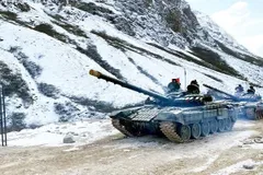 चीन को मुंहतोड़ जवाब देने के लिए तैयार भारतीय सेना, सीमा पर टैंक लेकर पहुंची