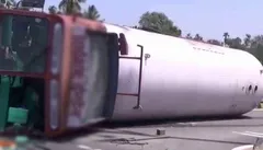 गैस से भरा टैंकर पलटा, चालक की मौत, बड़ा हादसा टला 