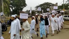 पुलवामा आतंकी हमले के विरोध में सैकड़ों मदरसा छात्रों निकाली रैली
