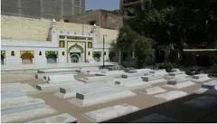 शिवरात्रि का फायदा उठा कब्रिस्तान में बना डाला मंदिर