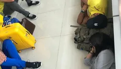 IPL: एयरपोर्ट के फर्श पर सोए साक्षी और धोनी, फोटो वायरल

