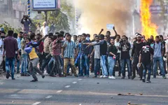मोदी सरकार के CAB के विरोध में बेकाबू हुई भीड़, मुख्यमंत्री आवास पर किया हमला

