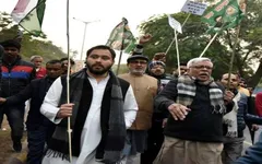 भाजपा शासित इस राज्य में नागरिकता विधेयक को लेकर जमकर विरोध-प्रदर्शन, घंटों रहा सड़क जाम