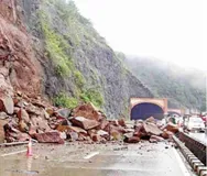 भारी बारिश से भूस्खलन, NH-10 बंद होने से बंगाल-सिक्किम का संपर्क टूटा

