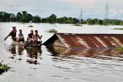 असम-बिहार बाढ़ से बेहाल, यूनिसेफ ने कहाः देशभर में 24 लाख बच्चे प्रभावित