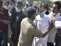 यूपी पुलिस से लिया पंगा, धड़ाम से सड़क पर गिरे राहुल गांधी, टुटा हाथ