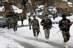 कड़ाके की ठंड ने चीनी सैनिकों का किया बुरा हाल , एलएसी से 10 हजार सैनिकों को वापस बुलाया