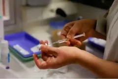 गजबः इस देश में 70 हजार लोगों को लगा दी नकली कोरोना वैक्सीन