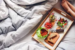 अगर आप भी बिस्तर पर बैठकर करते हैं भोजन तो आज से ही बदले आदत , नहीं तो होगा बड़ा नुकसान 