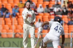 ताश के पत्तों की तरह ढह गई टीम इंडिया, इंग्लैंड के 2 गेंदबाजों ने दिया करार जवाब