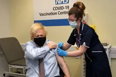 ब्रिटेन के प्रधानमंत्री बोरिस जॉनसन ने लगवाई कोरोना वैक्सीन, संदेहों को किया खारिज