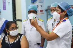 Corona से बुरी तरह प्रभावित महाराष्ट्र में तेजी से लग रहे हैं टीके, अब तक 93 लाख को लगी वैक्सीन