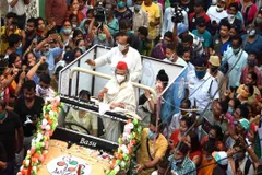 West Bengal Election 2021: रोड़ शो में सेल्फी लेना पड़ा भारी, कार्यकर्ता को जया बच्चन ने मारा धक्का
