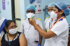 Corona vaccination in delhi: दिल्ली सरकार ने दिया एक और झटका, अभी नहीं लगेगी 18+ को वैक्सीन