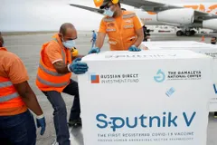 Corona crisis के बीच देश के लिए राहत की खबर, Sputnik-V vaccine की पहली खेप लेकर विमान हैदराबाद में उतरा