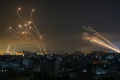 Israel Attack on Palestine : इजरायल ने 40 मिनट में दागीं 450 मिसाइलें, हमास के 150 ठिकाने उड़ाए
