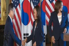 अमरीका की उपराष्ट्रपति कमला हैरिस ने  साउथ कोरिया के राष्ट्रपति से हाथ मिलाने के बाद की ऐसी हरकत, अब हो रहा विरोध