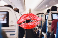 Kissing in the plane :  प्रेम में इतना ज्‍यादा डूब गया एक कपल, विमान में ही Kiss करने लग गए दोनों  