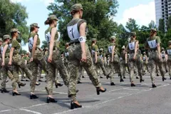 हील सैंडल पहनाकर महिला सैनिकों से करवाई गई परेड, तस्वीरें सामने आते ही मच गया बवाल