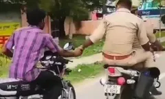 पुलिस ने शख्स को ले जाने के लिए  बैठा दिया ‘देसी जुगाड़’, वीडियो देख रह जाएंगे दंग



