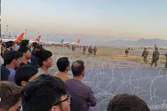 काबुल एयरपोर्ट पर फायरिंग, 5 की मौत, अशरफ गनी के विमान को दुशांबे में नहीं उतरने दिया
