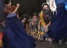 अफगान महिलाओं की बेबसी देखकर, रो पड़े सैनिक, कर रहे मदद