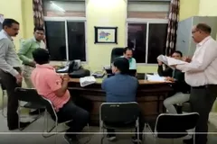 Video : विभागीय जांच समाप्त करने के लिए सीईओ मांग रहा था रिश्वत, लोकायुक्त ने रंगे हाथ पकड़ा