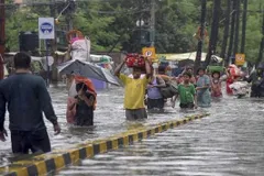 दिल्ली में रिकॉर्ड तोड़ झमाझम बारिश,  1100 मिमी बारिश से सड़कें बनी समंदर  