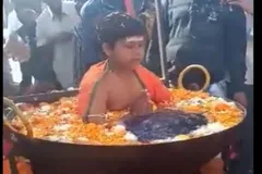 ये है 2021 का भारत, खौलते पानी की कड़ाही में बैठ गया छोटा सा बच्चा, बाल भी बांका नहीं हुआ, देखें वायरल वीडियो