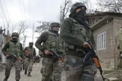 श्रीनगर में आतंकवादियों की फायरिंग में पुलिस अधिकारी शहीद, आतंकियों की तलाश शुरू



