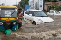 गुजरात के 3 जिलों में बारिश ने मचाई तबाही , 3 की मौत, 4300 लोगों को सुरक्षित स्थान पर भेजा