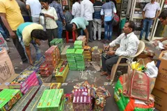 दिवाली से पहले केजरीवाल सरकार का बड़ा फैसला, दिल्ली में पटाखों के भंडारण और बिक्री पर बैन
