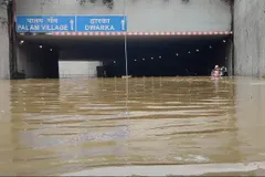 भारी वर्षा से दिल्ली का हुआ बुरा हाल, यातायात भी प्रभावित





