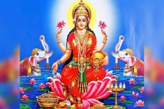 इन चार चीजों से प्रसन्न होती हैं धन की देवी लक्ष्मी, घर के मुख्य द्वार पर लटकाने से होगी कृपा





