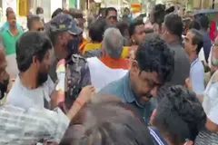 पश्चिम बंगालः भवानीपुर में प्रचार के आखिरी दिन बवाल, बीजेपी नेता पर अटैक, गार्ड को निकालनी पड़ी गन