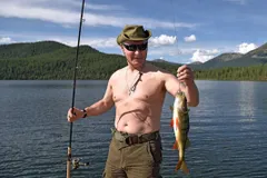 आजकल म​छलियां मार रहा है इस महाशक्तिशाली देश का राष्ट्रपति, कारण जानकर रह जाएंगे हैरान
