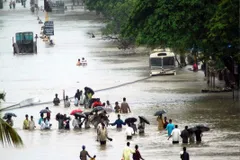 Mumbai Weather : मुंबई में बारिश ने बरपाया कहर, बाढ़ से कई लोगों की मौत, सड़क पर आया तेंदुए का बच्चा
