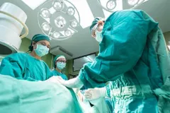जानिए क्यों सर्जरी के समय डॉक्टर पहनते हैं हरे रंग के कपड़े, इसके पीछे है साइंस!



