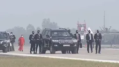 PM Modi की कार के पीछे चलते दिखे मुख्यमंत्री योगी, अखिलेश यादव ने ट्वीट किया वीडियो, कहा - 