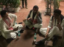 नागालैंड गोलीबारी के बाद पीड़ितों से मिलने जा रहे कांग्रेस प्रतिनिधिमंडल को असम के एयरपोर्ट पर रोका, वहीं गेट के सामने धरने पर बैठे