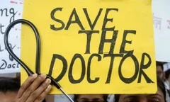 डॉक्टरों पर दिल्ली पुलिस हमले के खिलाफ GMCH के जूनियर डॉक्टरों ने किया प्रदर्शन