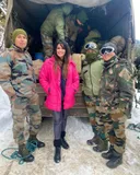 एक्ट्रेस Sara Arfeen Khan ने Sikkim में बिखेरा जलवा, जवानो संग किया एंजॉय